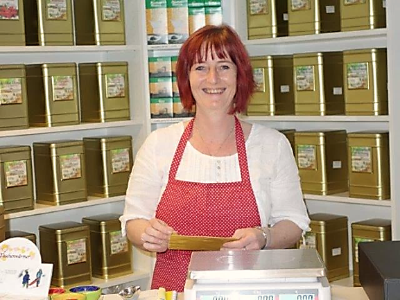 Inhaberin Michaela Penz im Teegartl-Geschäft vor den Teedosen